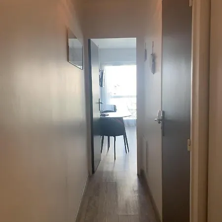 Renovated Studio Close To The Harbour 公寓